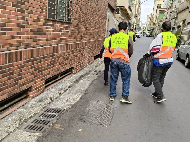 防疫團隊於社區環境巡查和孳清